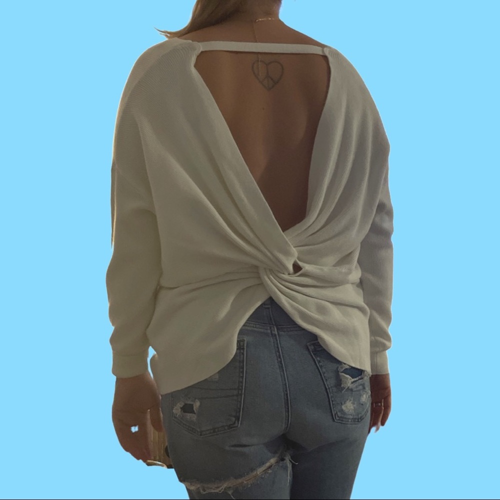 NWT White Sweater Size Medium, Detailed back